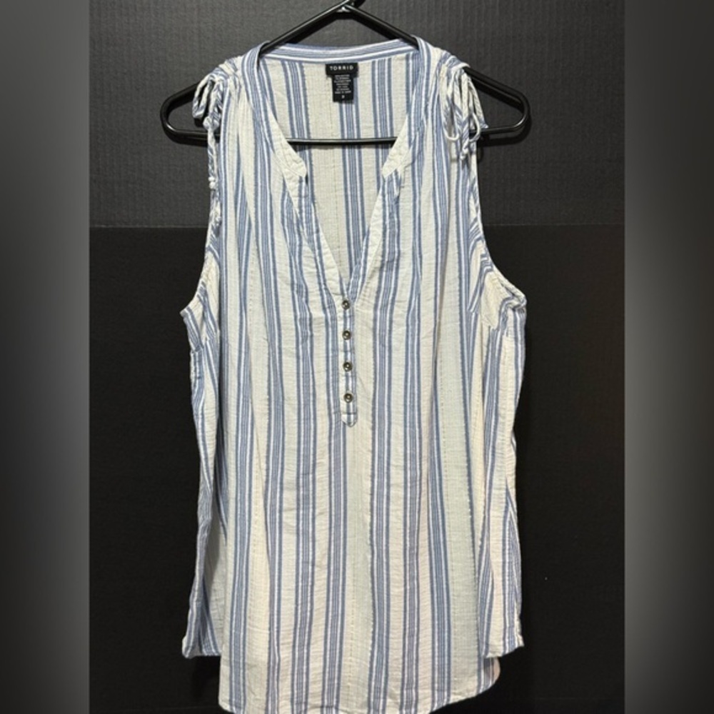 🪩Torrid Blue White Stripe Herringbone Metallic Gold Thread Tie Shoulder Tunic